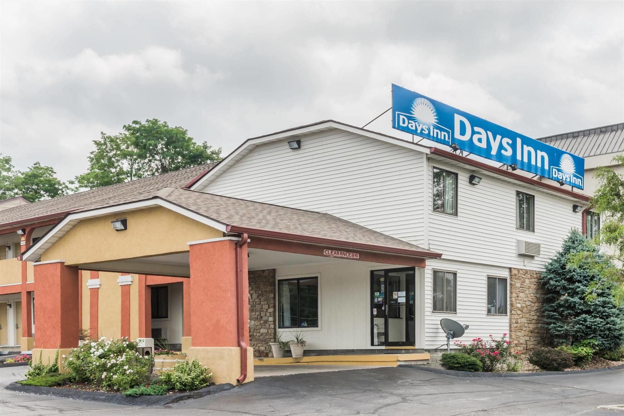 Days Inn By Wyndham Bloomington Exterior photo
